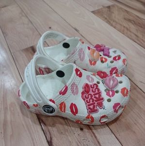 Crocs girl's classic clogs kiss Size c 7